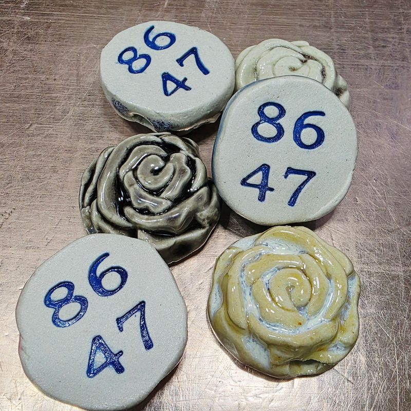 8647