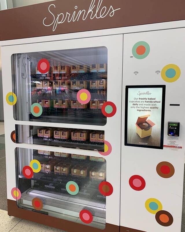 Cupcake Vending Machine with a elevator system (Customizable )