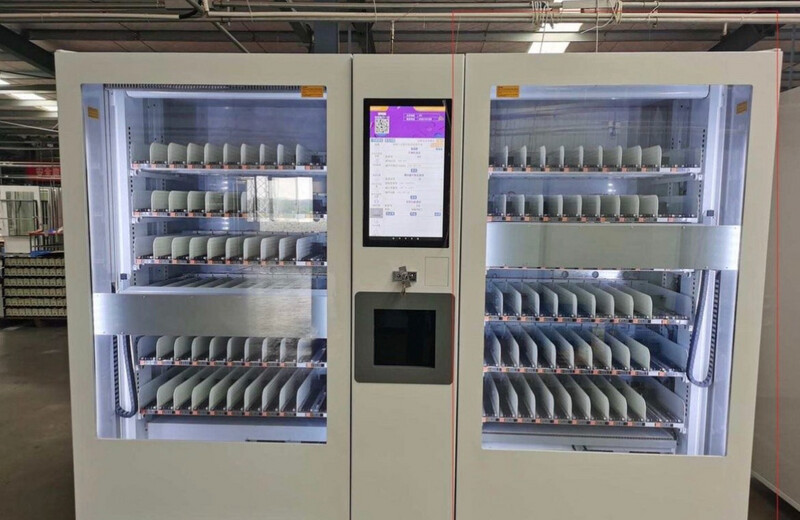 Customizable Double Vending Machine With 21 inch Touch Screen Monitor +Elevator System