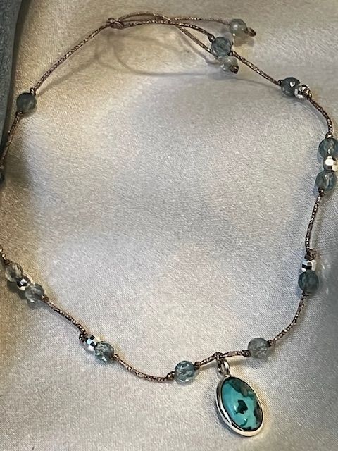 Bracelet réglable avec un noeud coulissant
