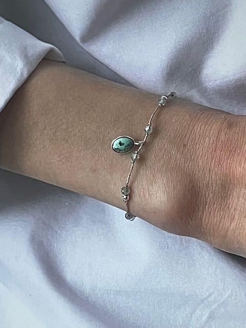 Bracelet réglable avec un noeud coulissant