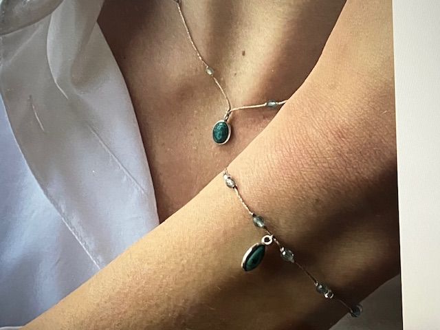 Collier réglable grâce à un noeud coulissant