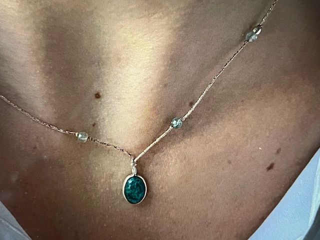 Collier réglable grâce à un noeud coulissant