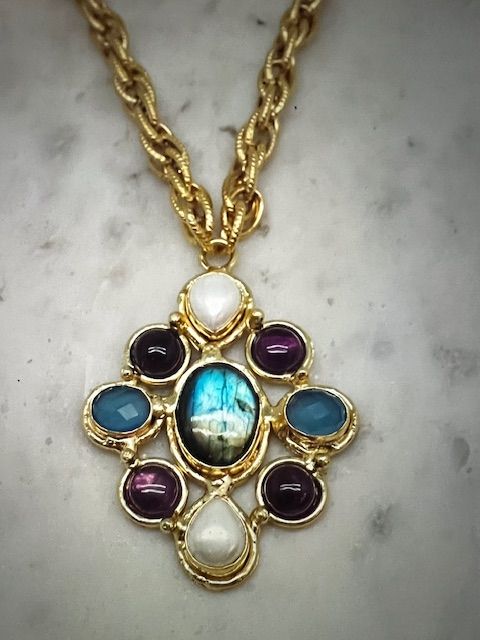 Collier orné de pétales