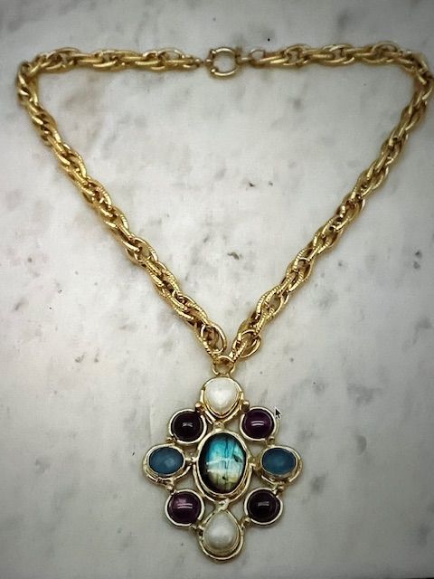 Collier orné de pétales