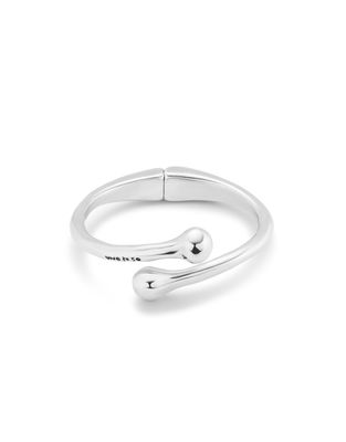 Uno de 50 Comeback bracelet featuring sterling silver plated interlocking links on a neutral background