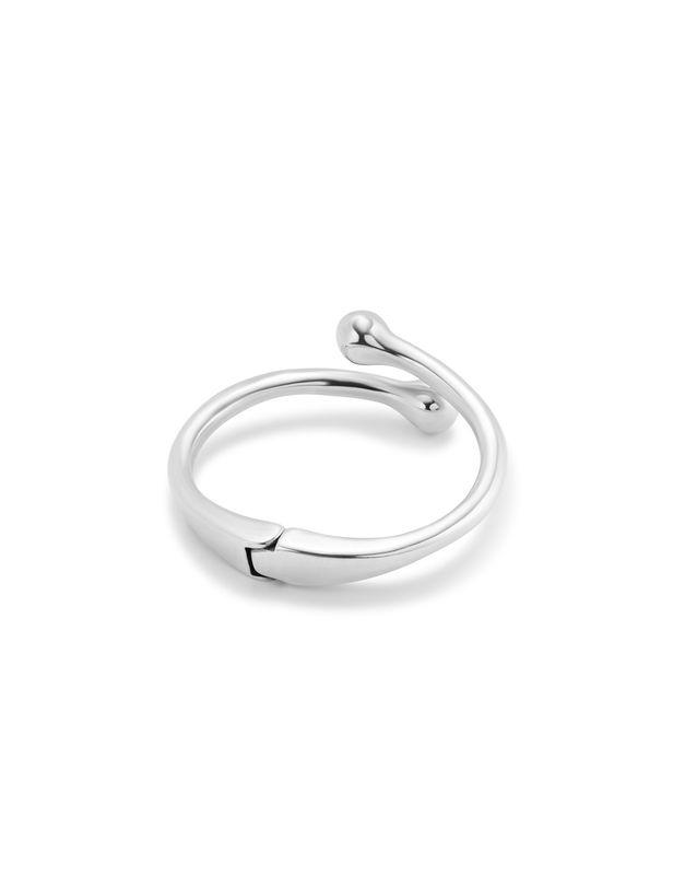 Sterling silver plated link bracelet from Uno de 50 Comeback collection worn on wrist in lifestyle setting