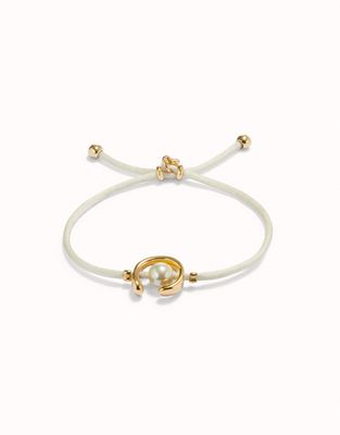 Uno de 50 Ser Diferente bracelet featuring shell pearl beads with 18K gold-plated metal accents on a neutral background