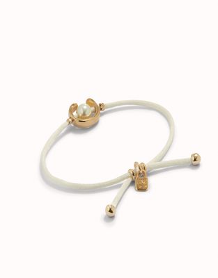 Uno de 50 Ser Diferente bracelet in 18K gold-plated metal with shell pearl detail, worn in a lifestyle setting