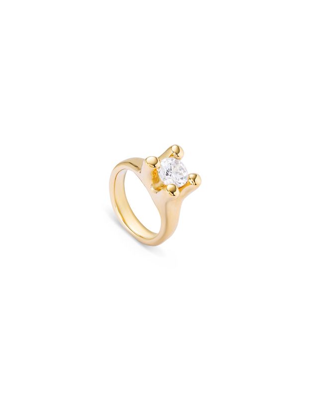 Uno de 50 Anima crystal claw ring worn on hand, showcasing the sculptural metal claw setting and crystal stone detail in a lifestyle setting
