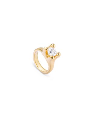 Uno de 50 Anima crystal claw ring worn on hand, showcasing the sculptural metal claw setting and crystal stone detail in a lifestyle setting