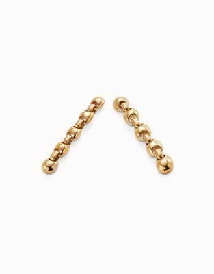 Uno de 50 Ser Intrepida drop earrings in 18k gold-plated bead link design worn in a lifestyle setting