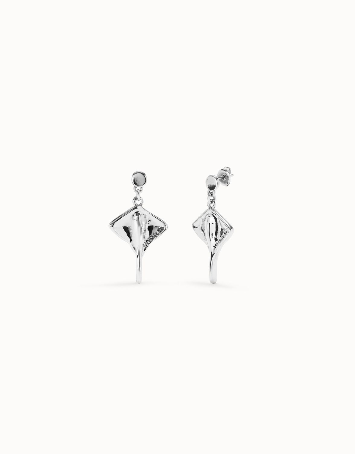 Ser Majestuosa Manta Ray-shaped Drop Earrings, Colour: Silver
