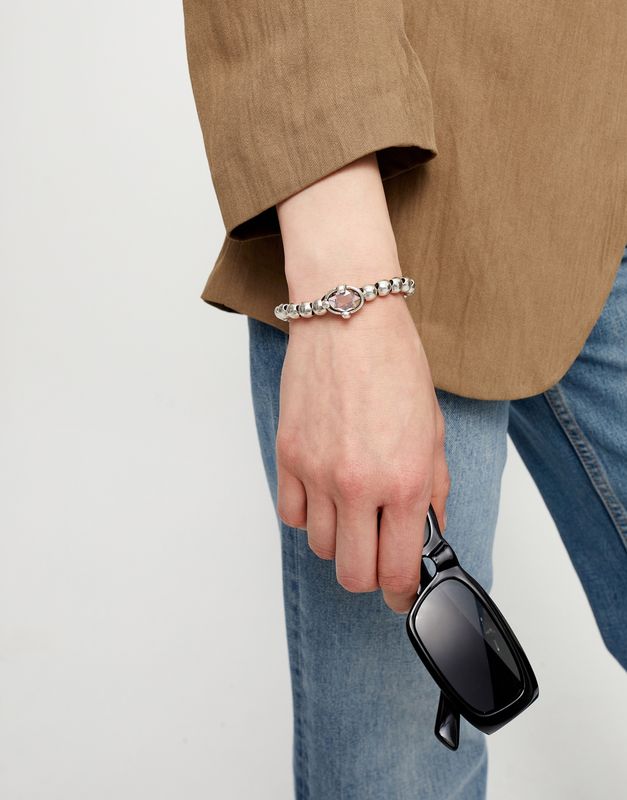 Uno de 50 Ser Deslumbrante bracelet with pink crystal beads and silver-tone metal links worn in a lifestyle setting