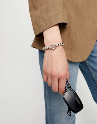 Uno de 50 Ser Deslumbrante bracelet with pink crystal beads and silver-tone metal links worn in a lifestyle setting