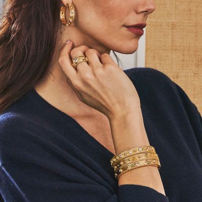 Berry Classic Hinged Bangle - Gold