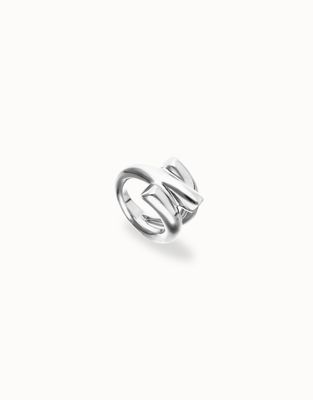 Uno de 50 three intertwined shapes ring displayed on white background, showcasing interlocking geometric metal bands in studio lighting
