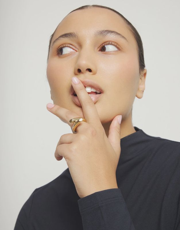 Uno de 50 Roots Intertwined ring with organic sculptural shapes worn on hand in lifestyle setting