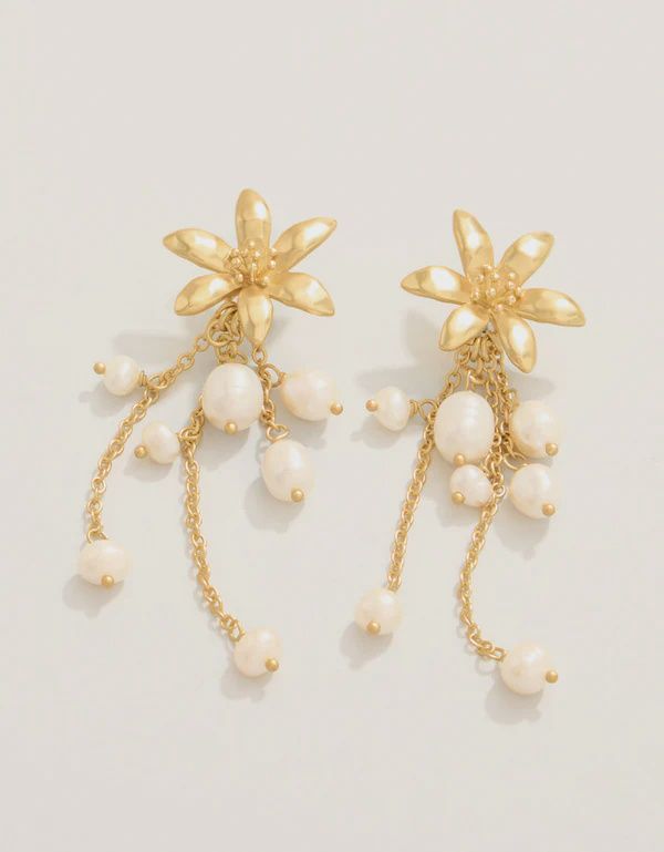 River Lily Dangle Earrings Pearl