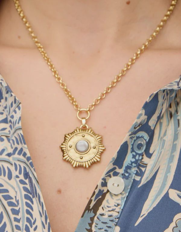 Centered Medallion Necklace 20" Mother-of-Pearl