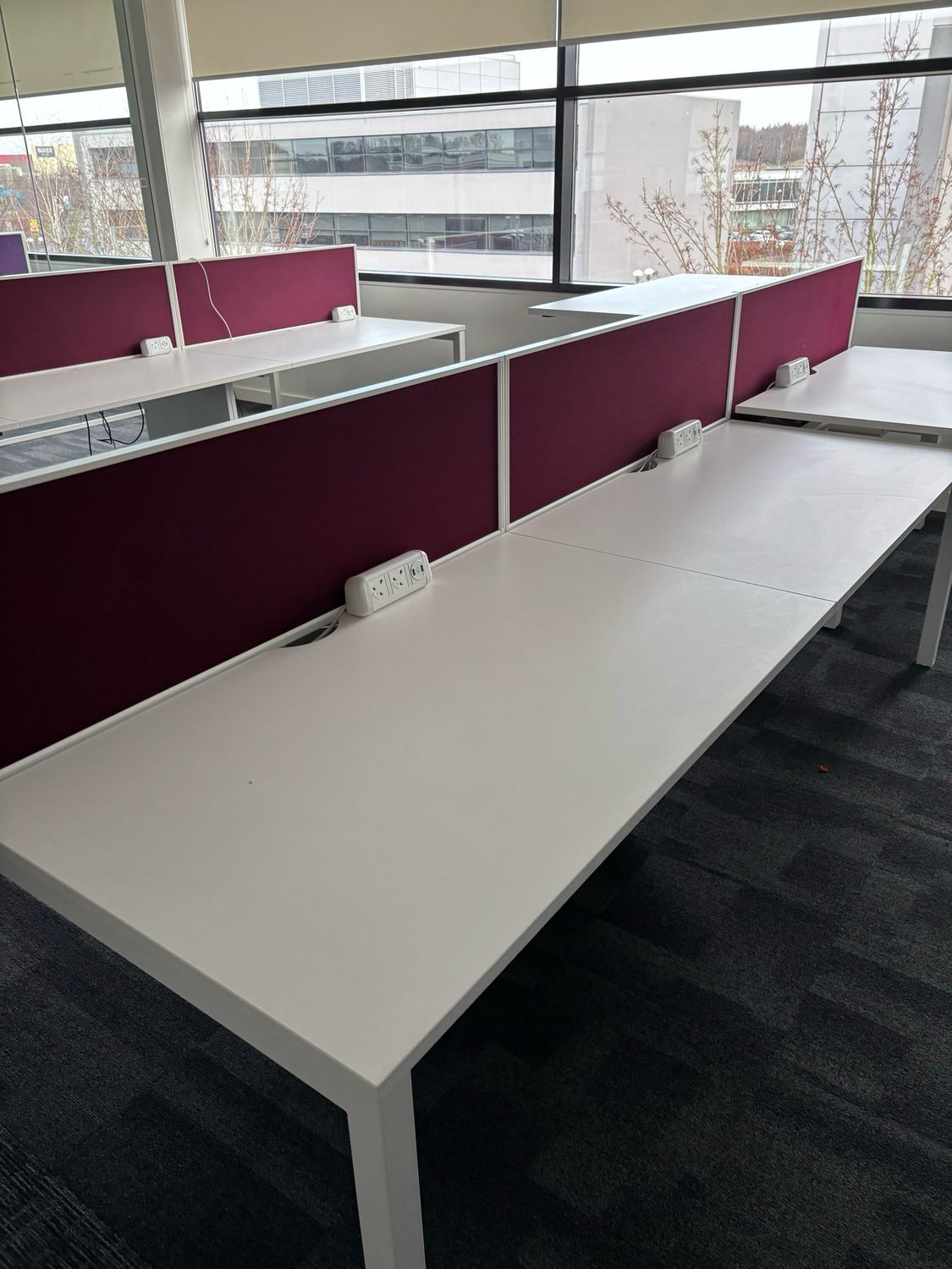 Pod Of 4 Desks With Partions 2.8m X 1.6m Brand Senator Pod Of 4 Desks With Partions 2.8m X 1.6m Brand Senator