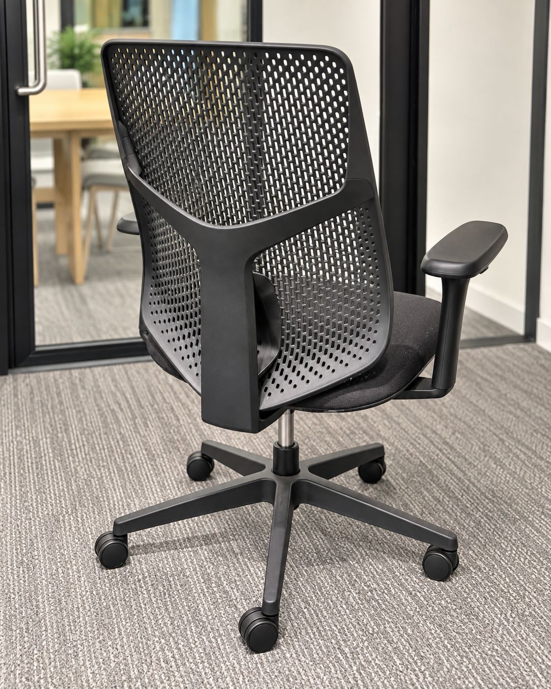 Herman Miller Verus TriFlex Ergonomic Office Chair – Black / Dark Carbon