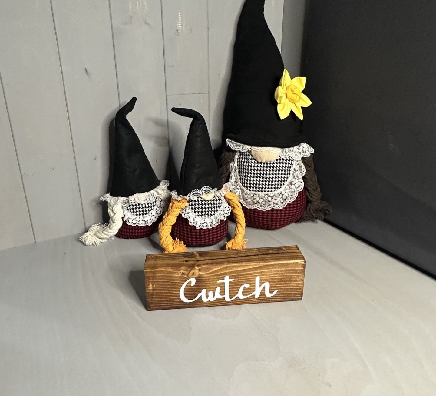 Free Standing Sign Cwtch/ Cuddle Shelf Sitter
