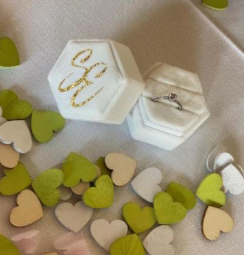 Scatola in velluto personalizzata per anelli esagonale