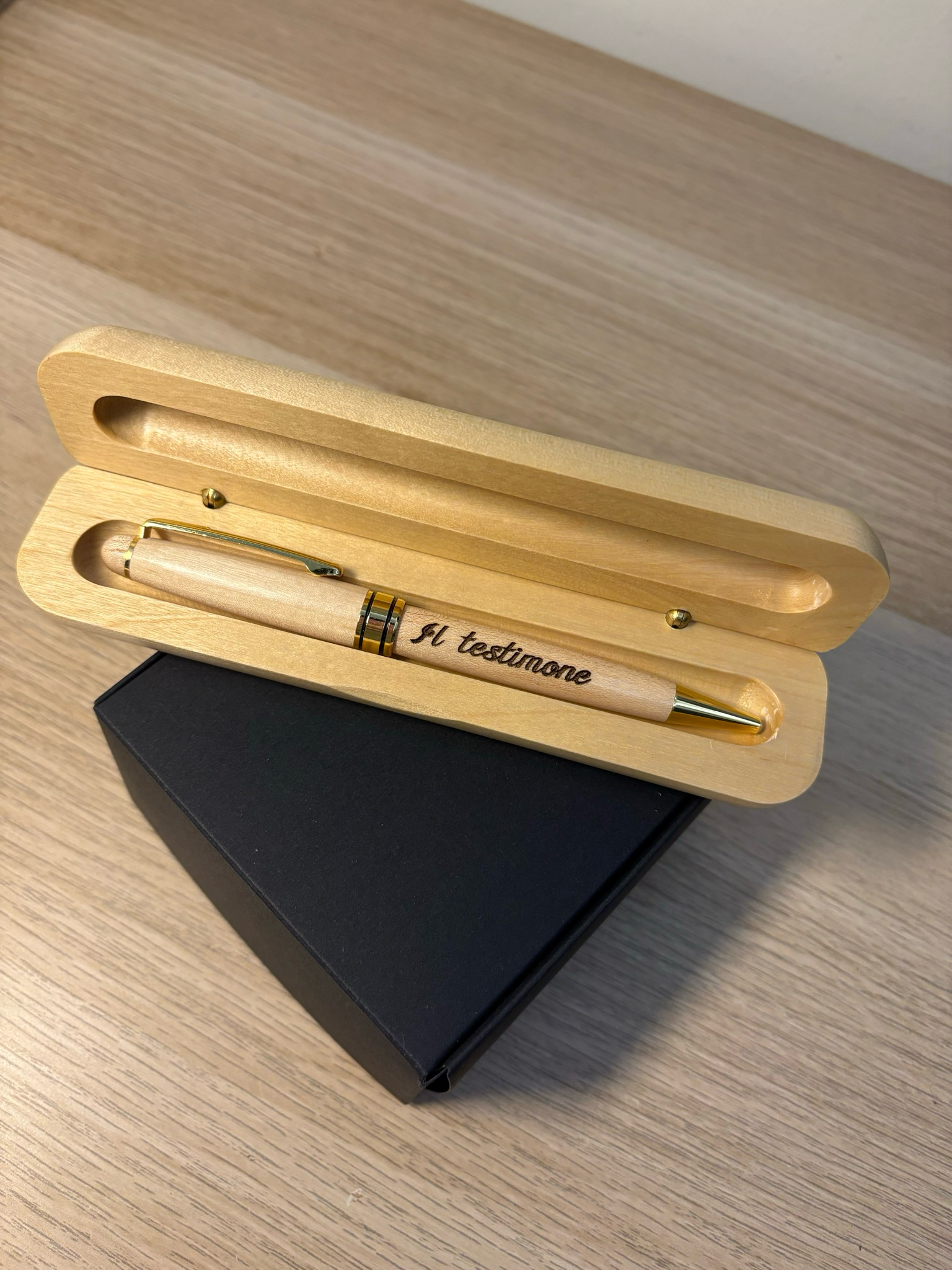 Scatola più penna tutto in legno inciso