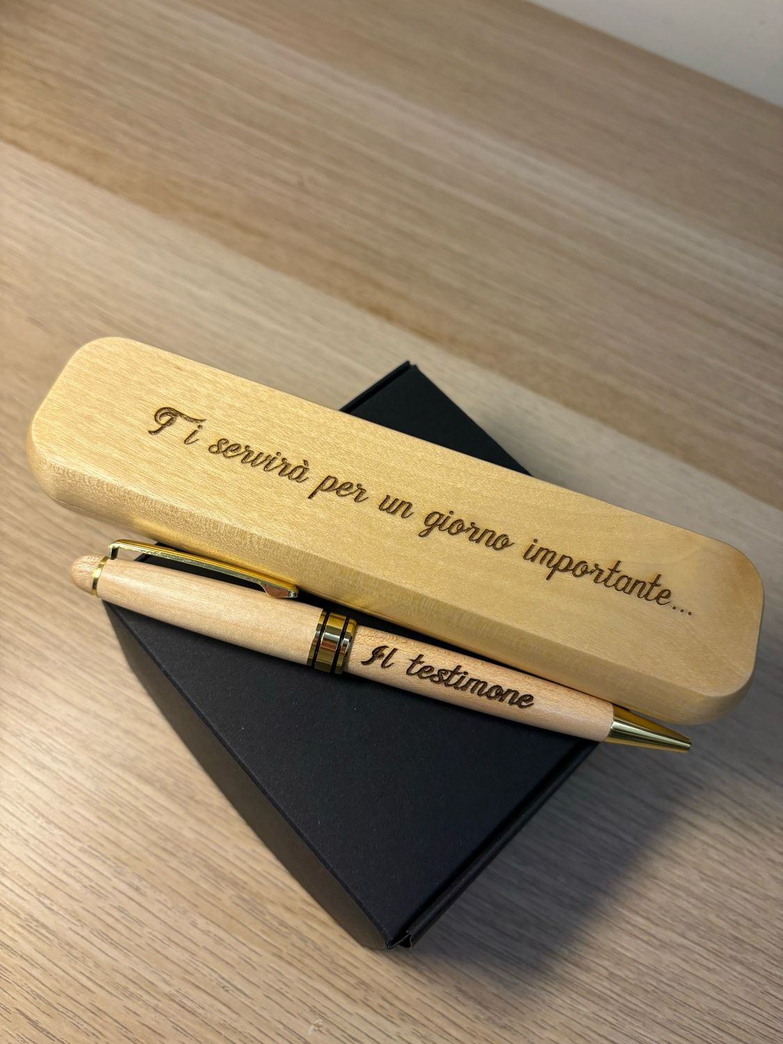 Scatola più penna tutto in legno inciso