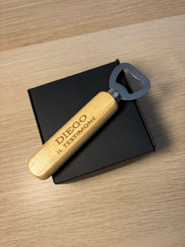 Apri bottiglie in legno inciso