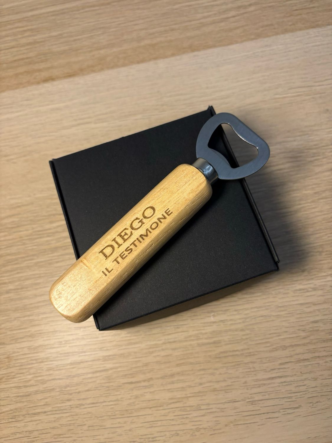 Apri bottiglie in legno inciso