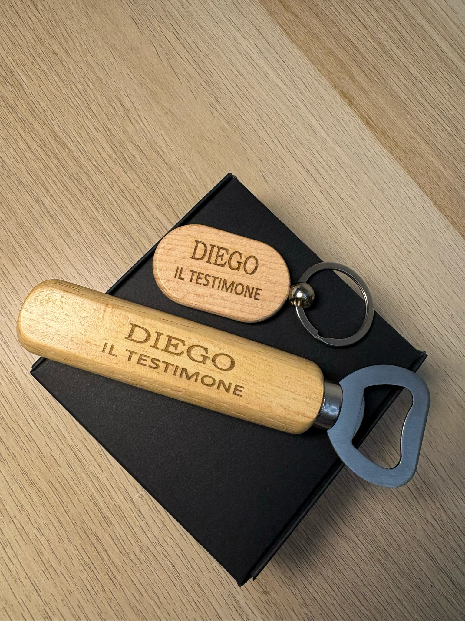 Apri bottiglie in legno inciso