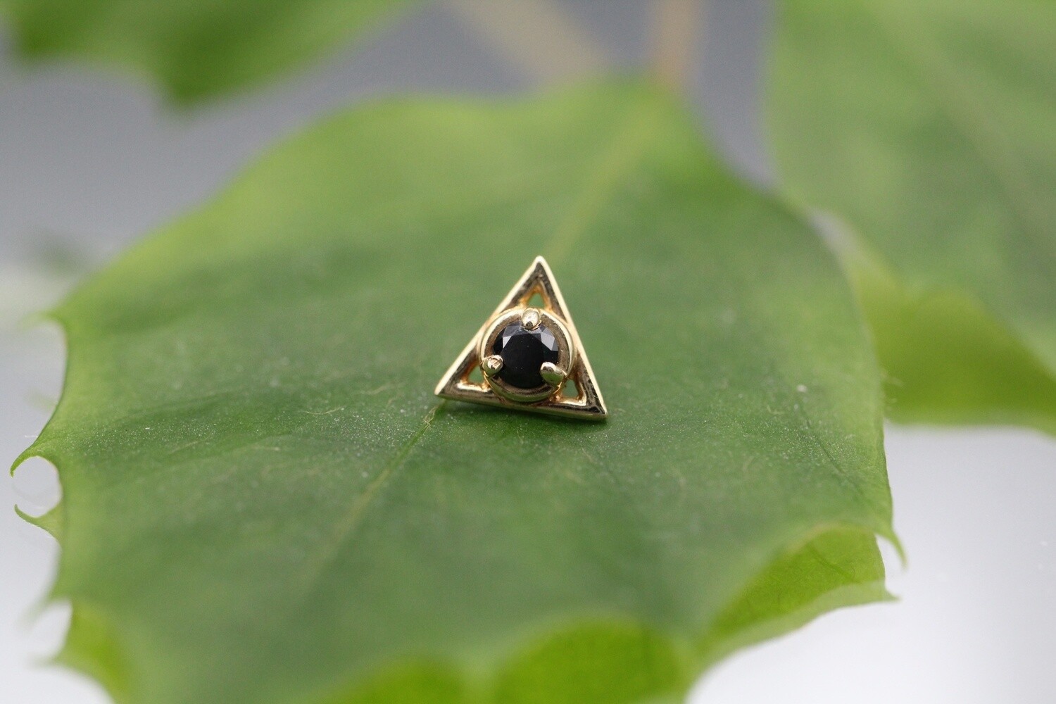 Threaded Yellow Gold Triad, Gauge: 16g, Colour: Black Diamond