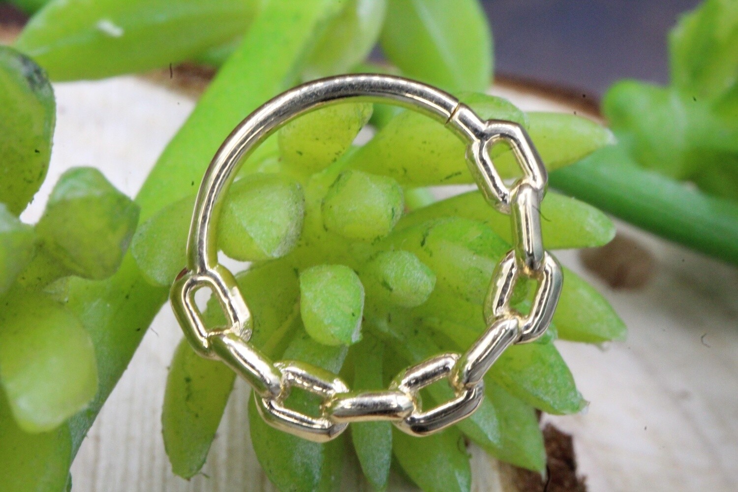 Yellow Gold Chain Link Seam
