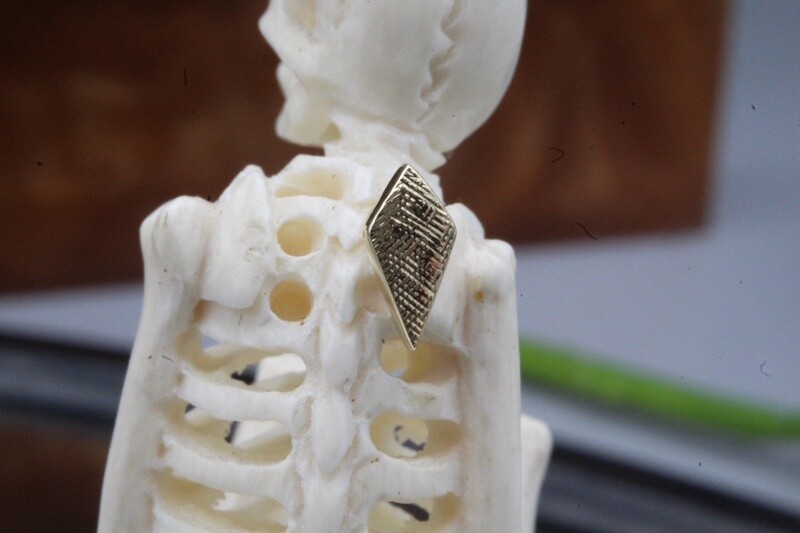 Threaded Yellow Gold Flat Kite with Florentine Finish