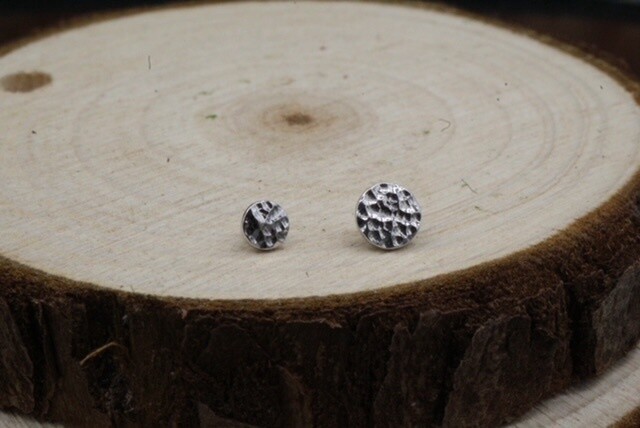 Threaded White Gold Hammered Disc