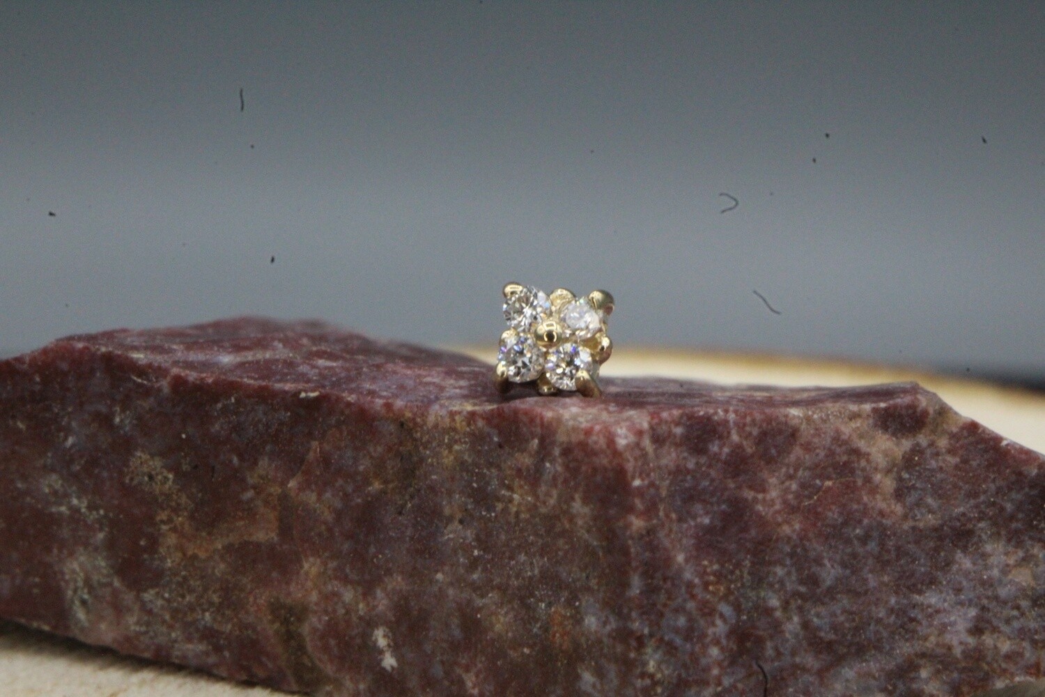 Threadless Yellow Gold 1mm Reema, Stone: VS1 White Diamond