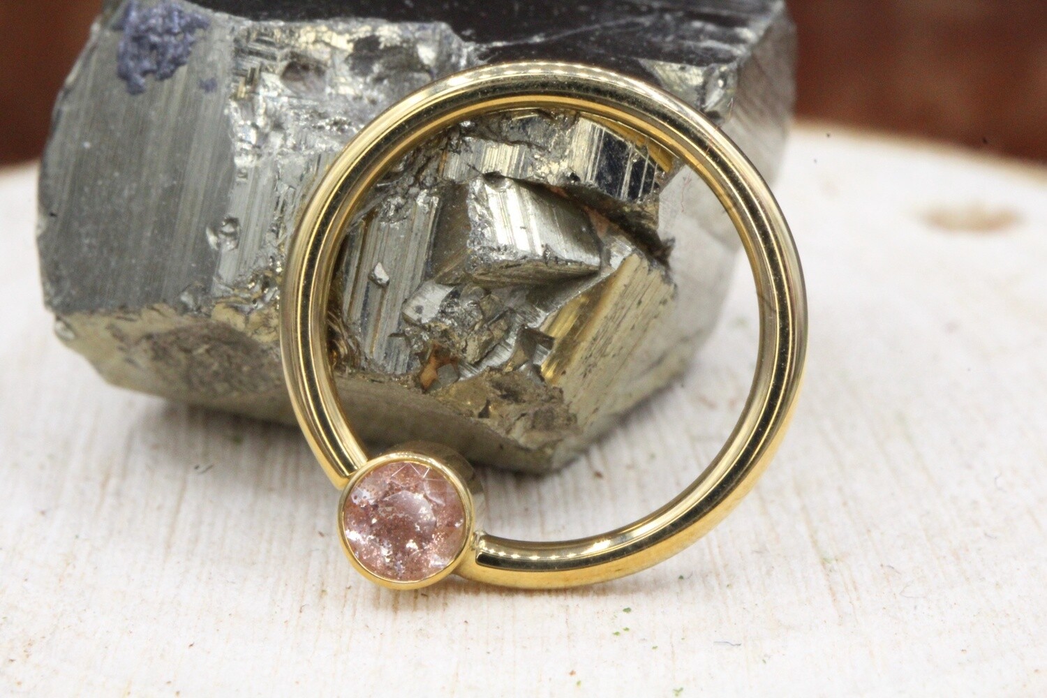 Yellow Gold Fixed Bezel Seam, Size: 16g 7/16&#39;&#39;, Stone: Oregon Sunstone