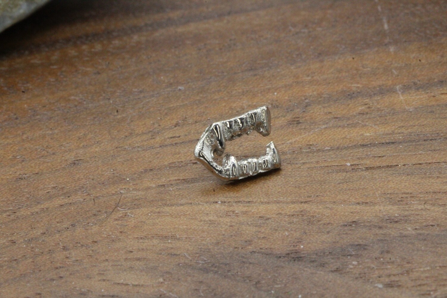 Threadless White Gold Fangs Top