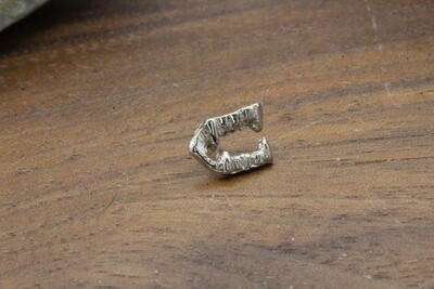 Threadless White Gold Fangs Top