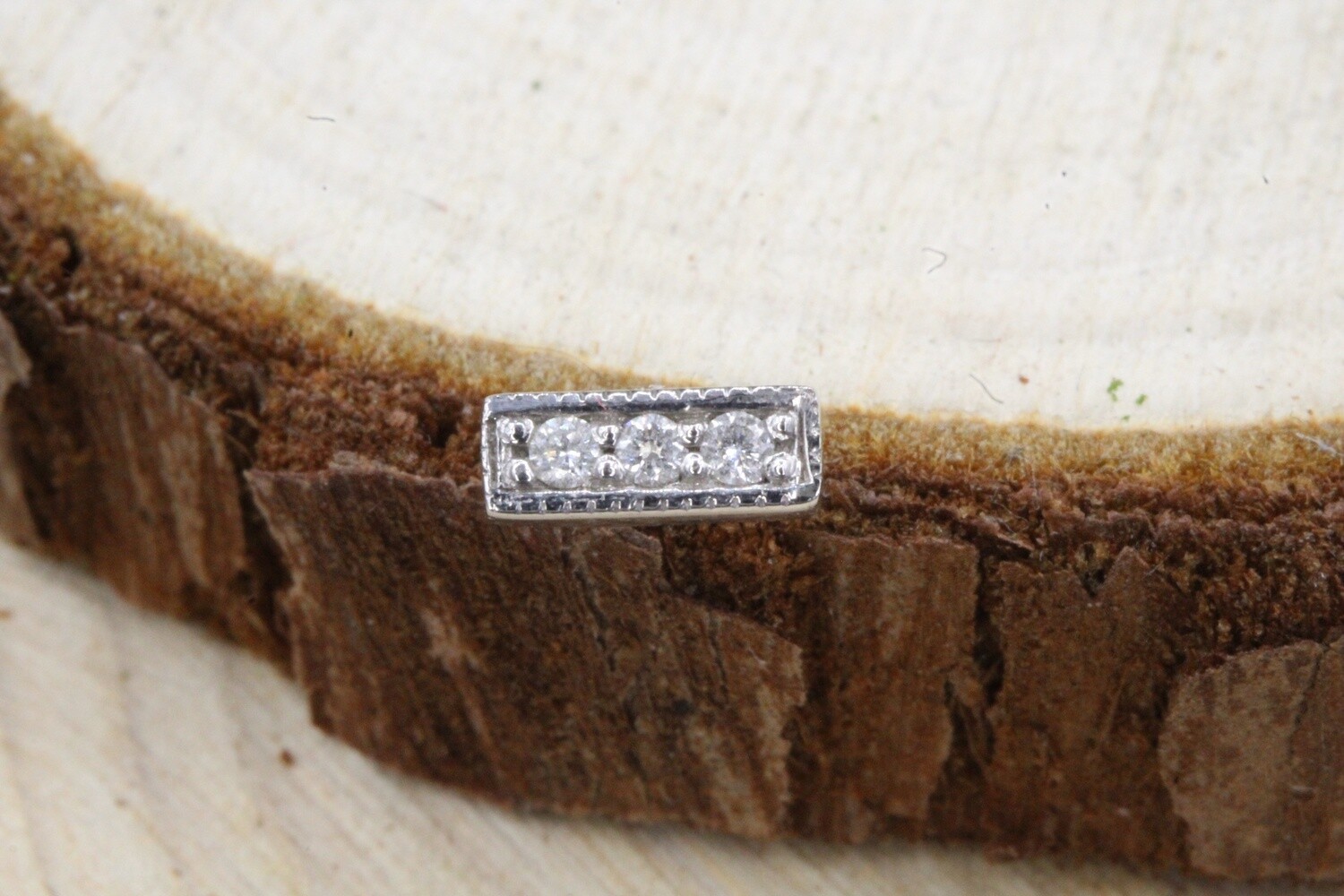 Threadless White Gold 3 Gem Millgrain Strip Top, Stone: White Diamond