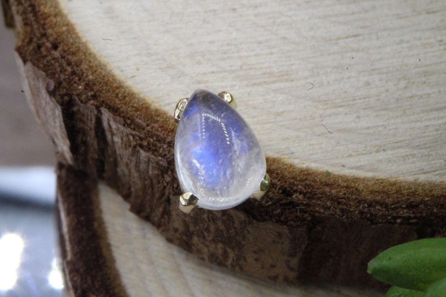 Threadless Yellow Gold Prong Pear Top, Stone: Rainbow Moonstone