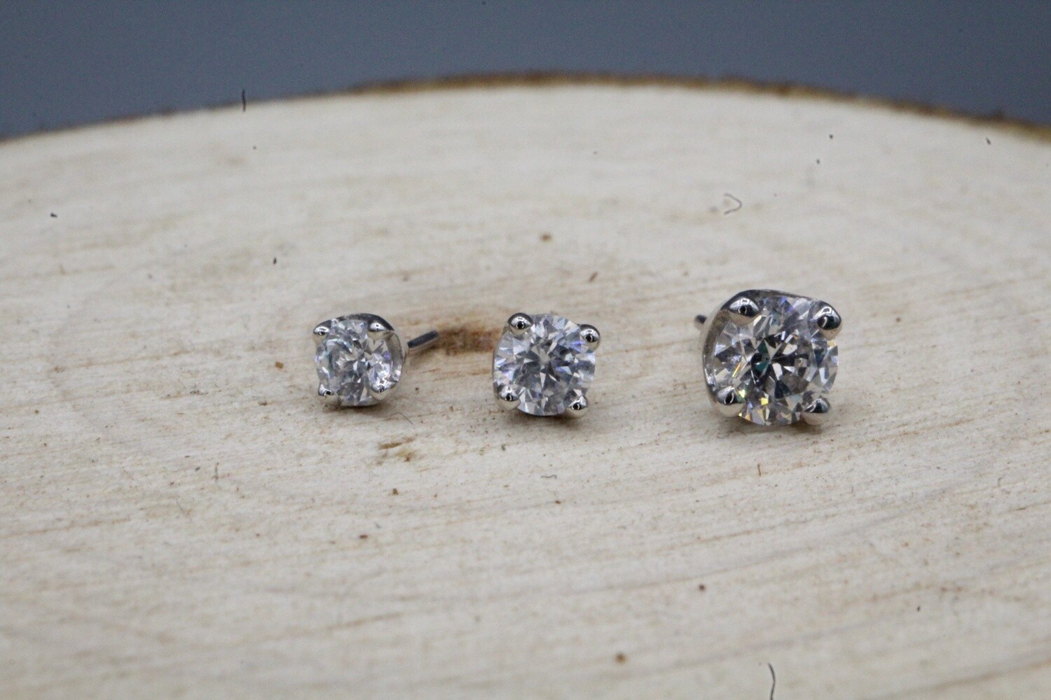 Threadless White Gold  Prong Set Genuine Diamond, Size: 1.5mm