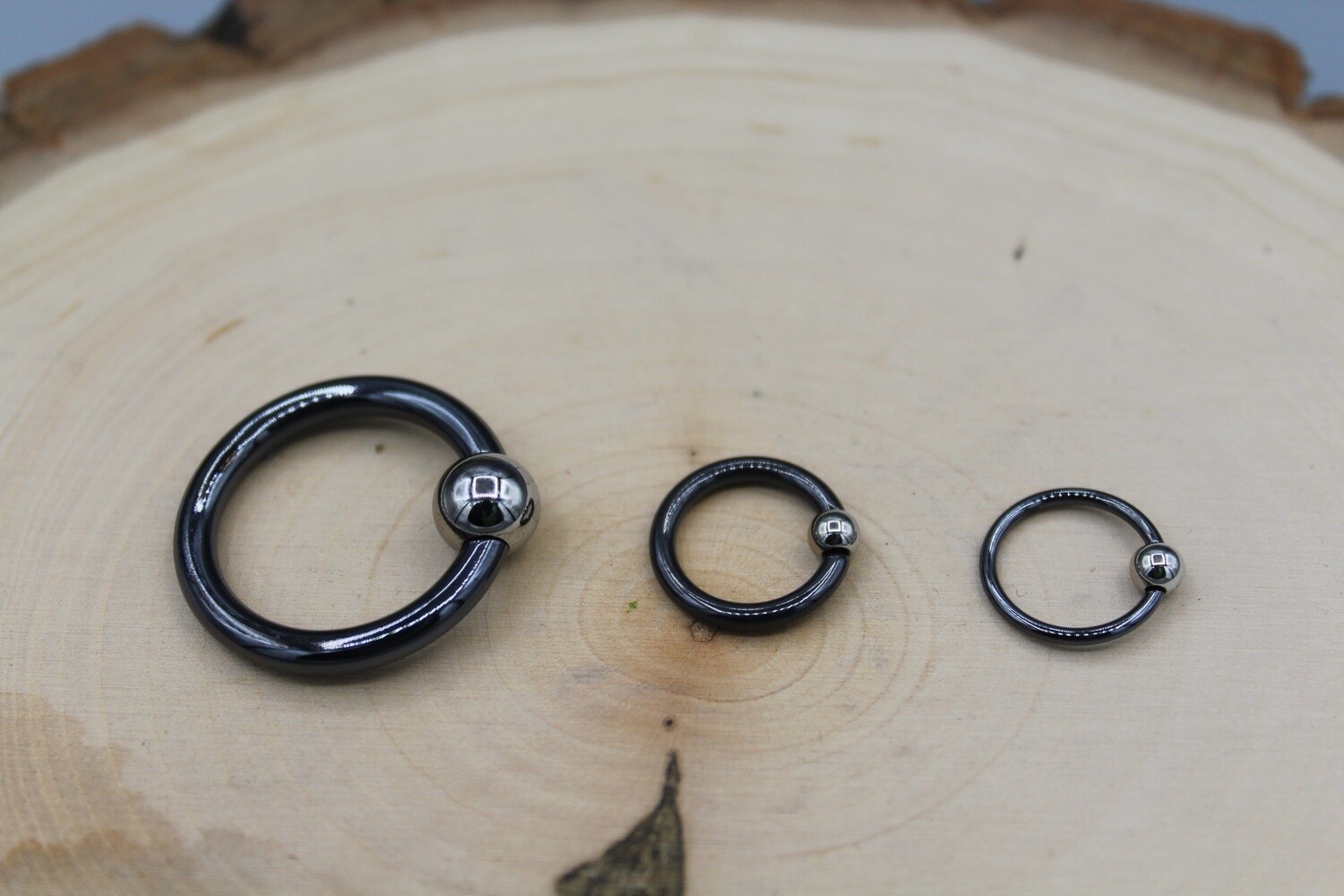 Black Niobium Seam Rings and Captive Bead Rings