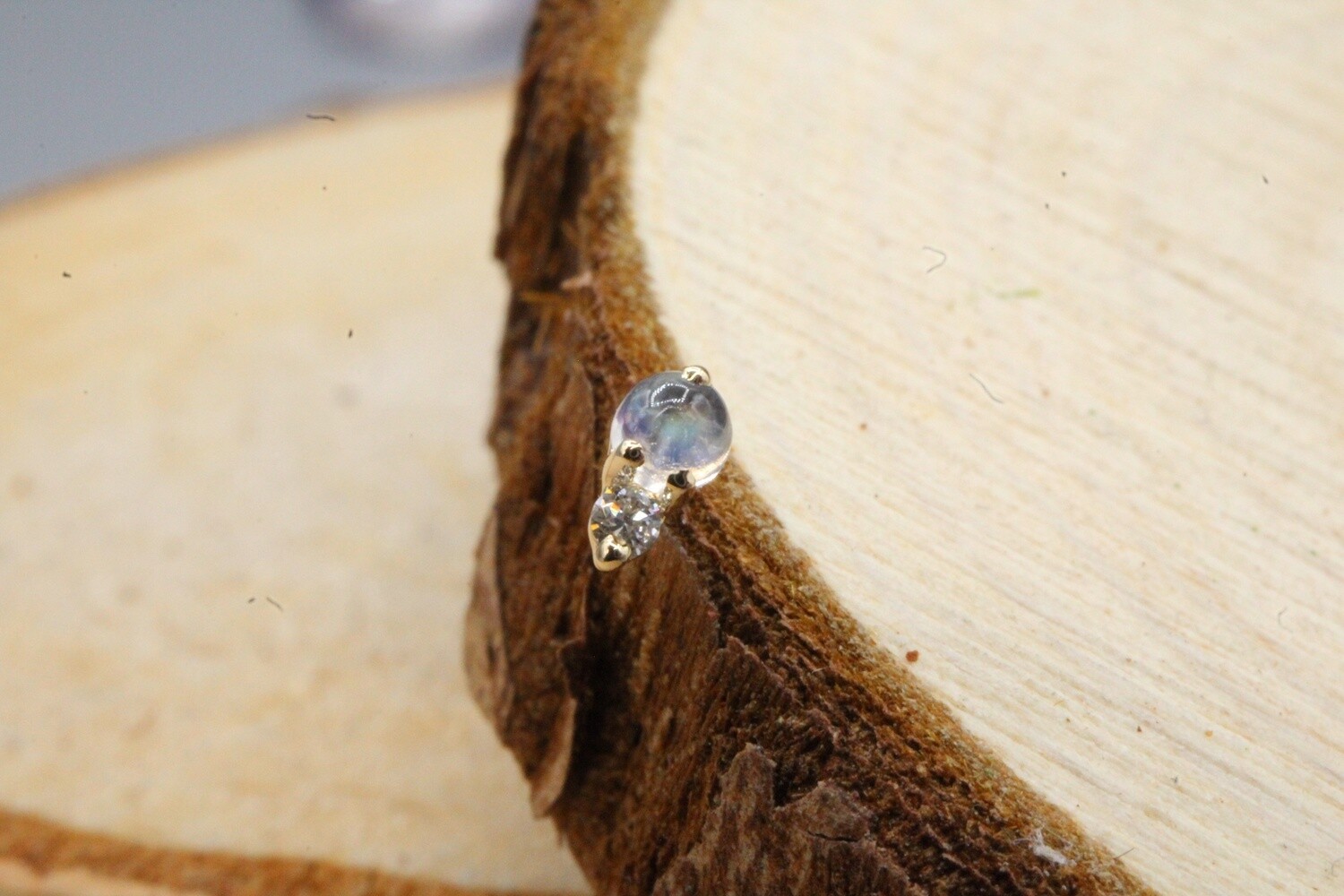 Threadless Yellow Gold Pippa Top, Stone: Rainbow Moonstone &amp; Diamond