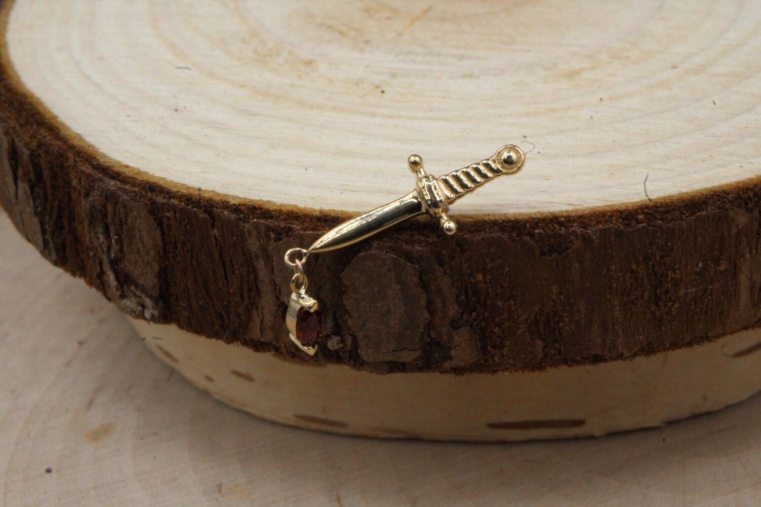 Threaded Yellow Gold Kiss of Death Top, Gauge: 18/16ga, Stone: Garnet AA