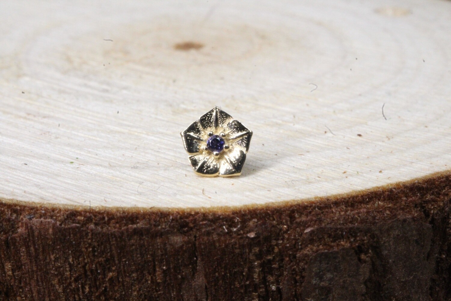 Threadless Yellow Gold Morning Glory, Gold Color: Yellow Gold, Stone: Iolite