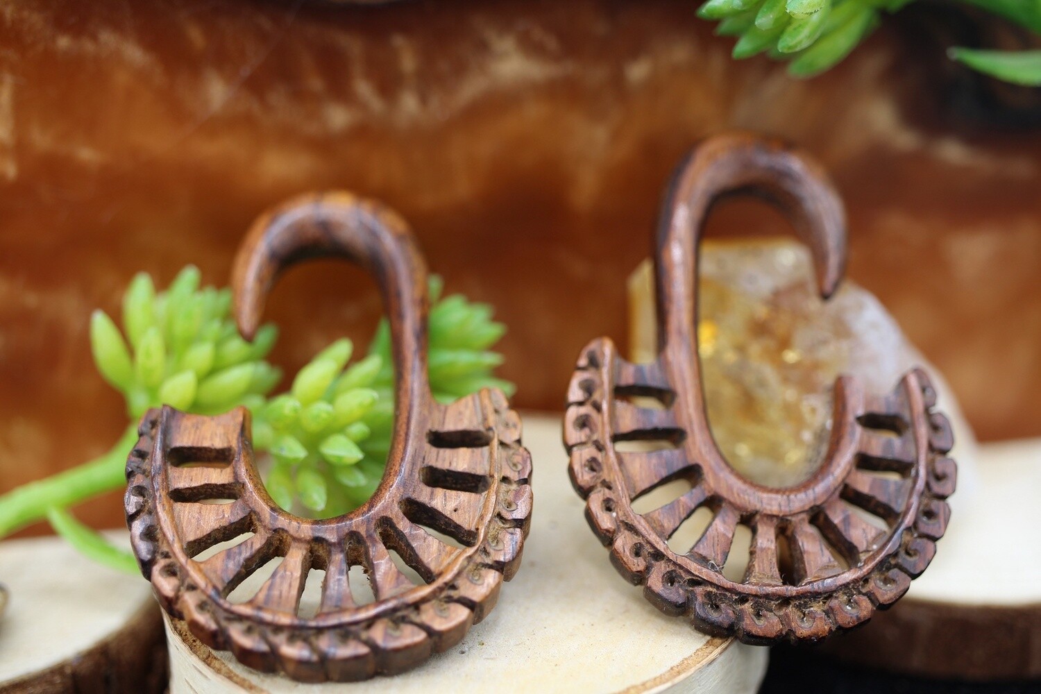 Discount 2g Bone, Horn, or Wood Hangers, Style: 2.