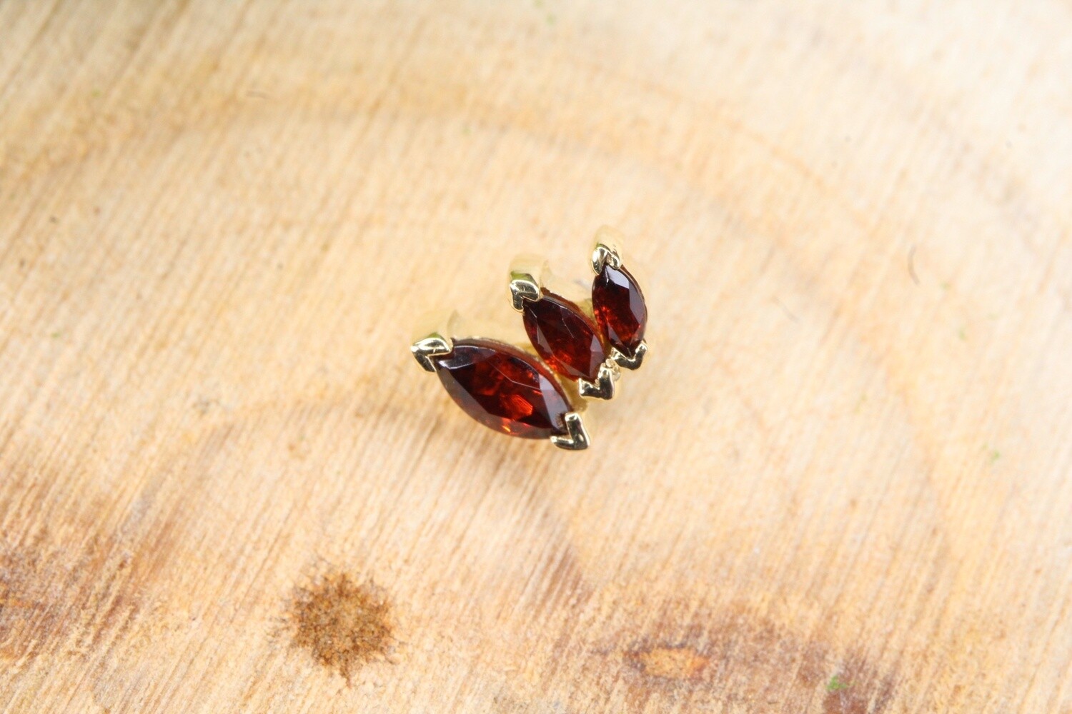 Threaded Yellow Gold French Kiss, Gauge: 14ga, Stone: Garnet